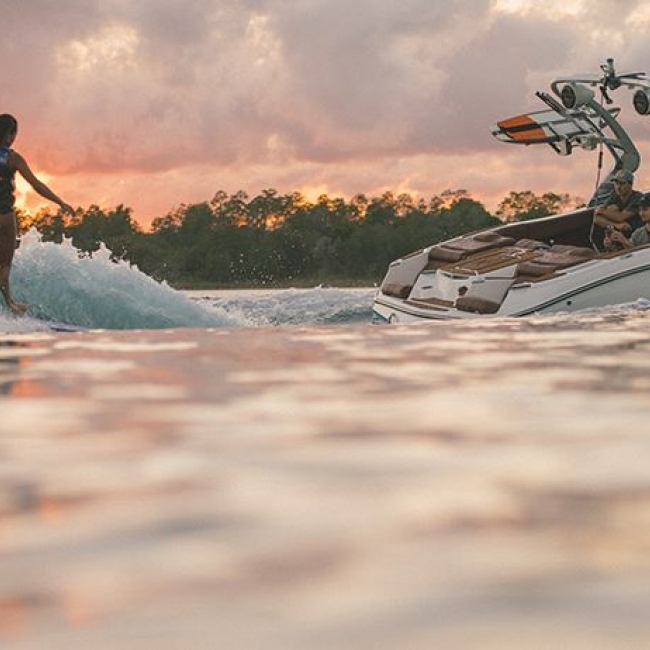 Mastercraft Wakesurfing