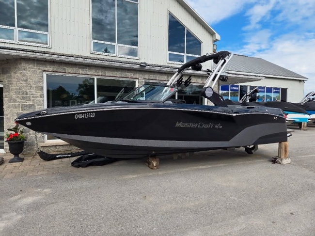 Just listed on Buckeyemarine.com: Beautiful 2022 MasterCraft NXT22. Equipped with an Ilmor 6.0L 373HP engine with 40 hours. A great boat in great condition, and for sale now listed at $139,900 🌊🏄🏼‍♂️