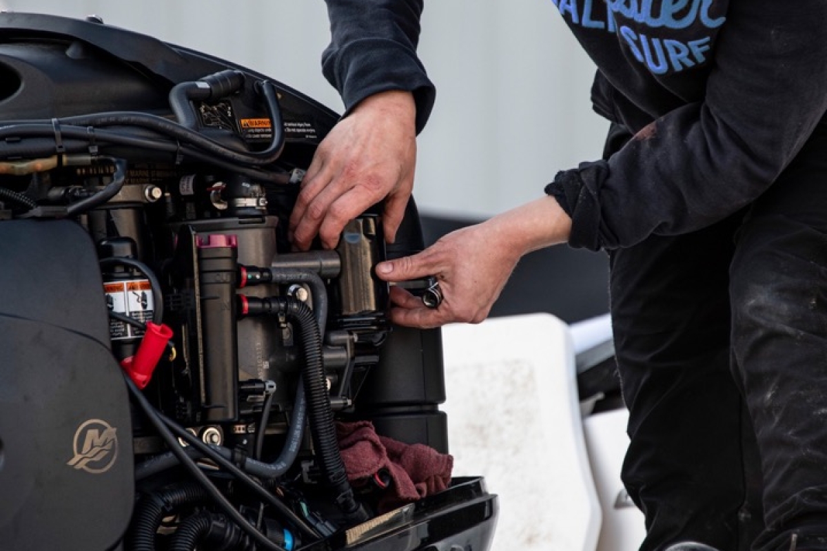 Changing oil on an outboard mercury engine